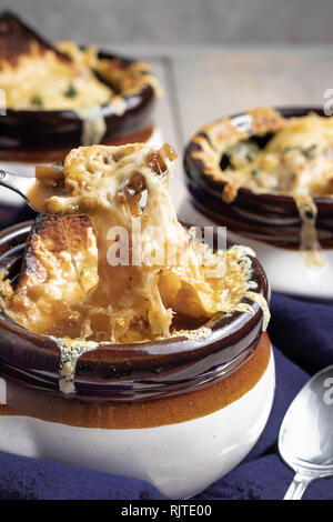 Zuppa di cipolle alla francese con formaggio di pull Foto Stock