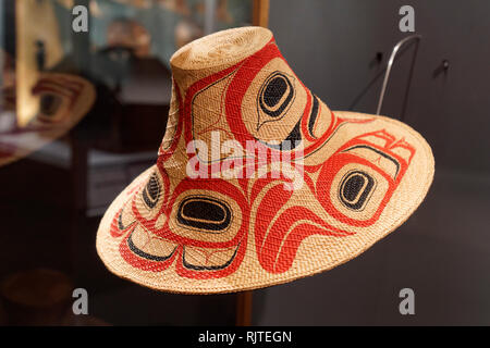 Haida tradizionali Prime Nazioni rosso e nero in tessuto di radice di abete raven hat, Museo di Vancouver, British Columbia, Canada Foto Stock