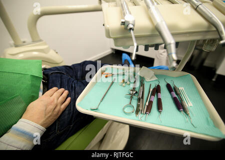 Dettagli con la medicina stomatologico strumenti al dentista Foto Stock