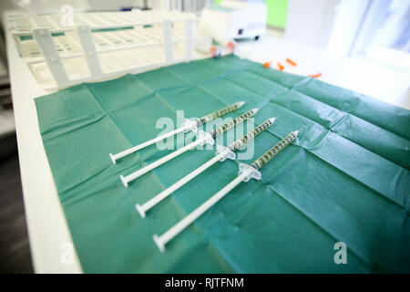 Dettagli con siringhe tenendo il sangue e il plasma del sangue in un laboratorio di dentista Foto Stock
