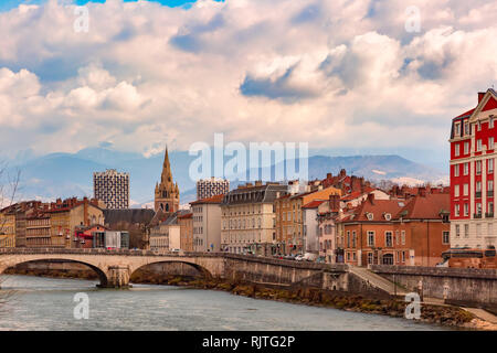 La chiesa, Isere fiume e ponte a Grenoble in Francia Foto Stock