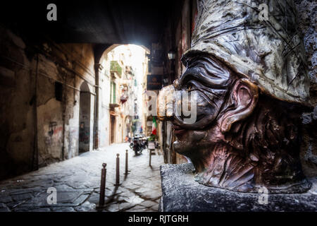 Maschera tradizionale con la faccia di Pulcinella in 'Spaccanapoli strade' nel centro storico di Napoli, Italia Foto Stock