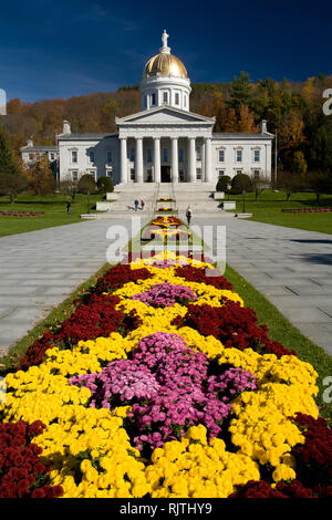 Il Vermont membro House di Montpelier, Washington County, dotato di una cupola dorata e colonne doriche e colorati motivi su una soleggiata giornata autunnale. Foto Stock