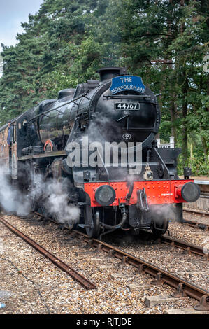 LMS Presreved nero cinque locomotiva a vapore alla stazione di Holt, North Norfolk. Foto Stock