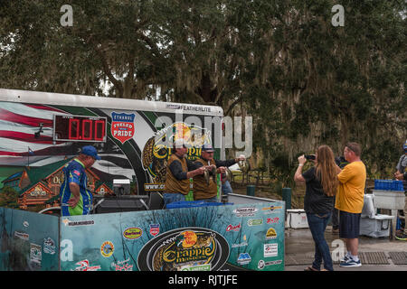 Crappie Torneo di pesca pesare-in si trova presso la ed il parco di pietra di rampa in barca in Volusia County, Florida Foto Stock