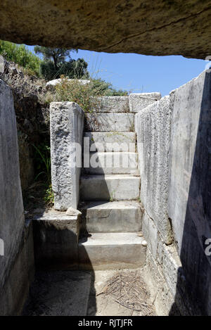 Le fasi che portano al di sotto del piccolo teatro, eventualmente periodo Romano e incompiuta, Magnesia sul meandro, Tekin, Ionia, Turchia. C'è un tunnel che w Foto Stock