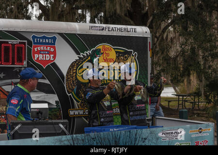 Crappie Torneo di pesca pesare-in si trova presso la ed il parco di pietra di rampa in barca in Volusia County, Florida Foto Stock