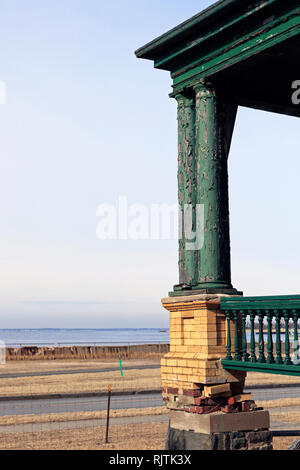 L'edificio abbandonato e trascurato si trova sul Fort Hancock decommissionato, Sandy Hook, New Jersey, USA. Foto Stock