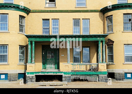 L'edificio abbandonato e trascurato si trova sul Fort Hancock decommissionato, Sandy Hook, New Jersey, USA. Foto Stock