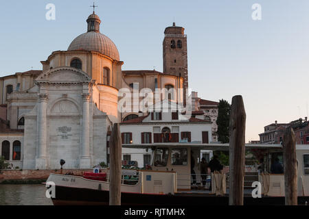 Un vaporetto di fronte ad una grande chiesa di Venezia Foto Stock