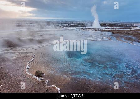 Strokkur Geyser eruzione all'alba, Haukadalur area geotermica, Haukadalur, Arnessysla, Sudurland, Islanda, Europa Foto Stock