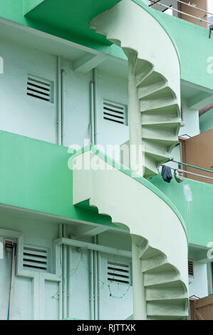 Colouful scalinata a spirale nelle stradine di Singapore Foto Stock