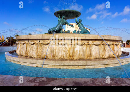 Tre di bronzo Tritons tenendo in mano un enorme bacino della fontana del Tritone a La Valletta, Malta Foto Stock