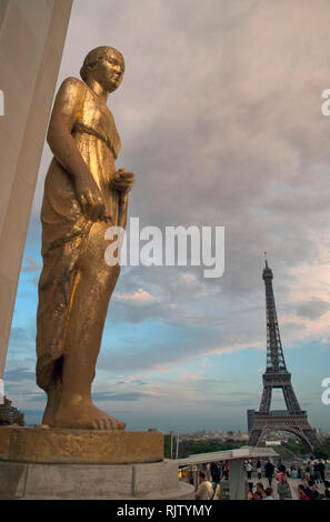 La Torre Eiffel vista da Place du Trocadero con statue presso il Palais de Chaillot, Parigi, Francia Foto Stock