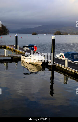 Le piccole imbarcazioni da diporto ormeggiato a jetty, Bowness on Windermere, Lake District, Cumbria, Inghilterra Foto Stock