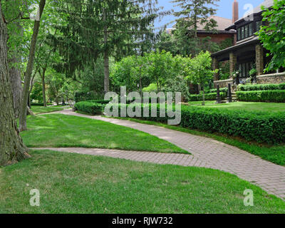 Marciapiede ombreggiato su una strada alberata nella Rosedale area di Toronto Foto Stock