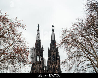 Colpo minimalista di gotica Cattedrale di Colonia in Germania con il ponteggio contro il cielo nuvoloso Foto Stock