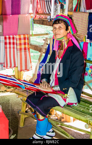 Mae Hong Son, Tailandia - 7 Febbraio 2019: Karen a collo lungo donna tessitura. Il primo anello di ottone viene aggiunto all'età di 5, Foto Stock