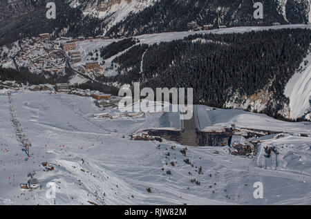 Courchevel Altiport (francese: Altiport de Courchevel) è un altiport serve Courchevel, una località sciistica nelle Alpi francesi. Foto Stock
