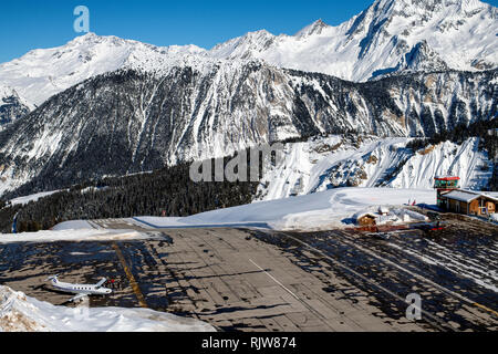 Courchevel Altiport (francese: Altiport de Courchevel) è un altiport serve Courchevel, una località sciistica nelle Alpi francesi. Foto Stock
