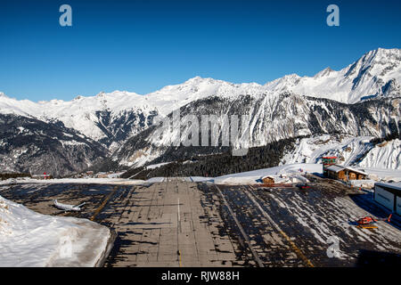 Courchevel Altiport (francese: Altiport de Courchevel) è un altiport serve Courchevel, una località sciistica nelle Alpi francesi. Foto Stock
