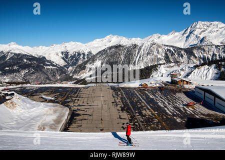 Courchevel Altiport (francese: Altiport de Courchevel) è un altiport serve Courchevel, una località sciistica nelle Alpi francesi. Foto Stock