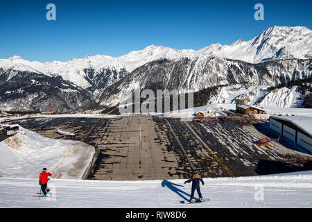 Courchevel Altiport (francese: Altiport de Courchevel) è un altiport serve Courchevel, una località sciistica nelle Alpi francesi. Foto Stock