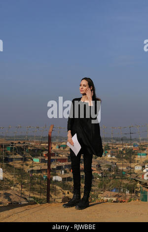 Cox's Bazar, Bangladesh: Hollywood attrice e aiuto umanitario Angelina Jolie, un inviato speciale per l'Alto Commissario delle Nazioni Unite per i Rifugiati (ACNUR), visite Rohingya Refugee Camp a Kutupalong in Ukhia, sud del Bangladesh il 5 febbraio 2019. © Rehman Asad/Alamy Stock Photo Foto Stock