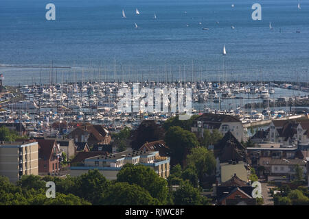 Vedute panoramiche di Laboe e Kieler Foerde, Kiel Fjord, capitale dello stato di Kiel sul retro, Schleswig-Holstein, Germania, Europa Foto Stock