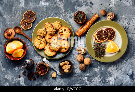 In casa i fiocchi d'avena cookies.Cookies con uvetta, noci e orange.Gli ingredienti per la cottura in forno di cottura Foto Stock