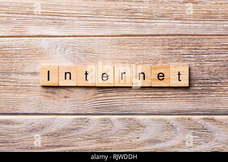 INTERNET parola scritta sul blocco di legno. Testo di Internet sul tavolo in legno per il desing, concetto. Foto Stock