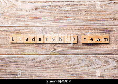 Il team di leadership parola scritta sul blocco di legno. team di leadership testo sul tavolo in legno per il desing, concetto. Foto Stock