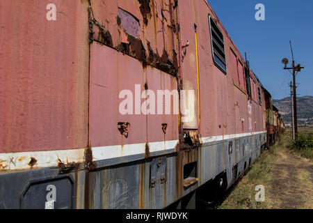 Ferrovia abbandonata la corrosione del treno in un perso il posto sul lato del paese di Albania Foto Stock