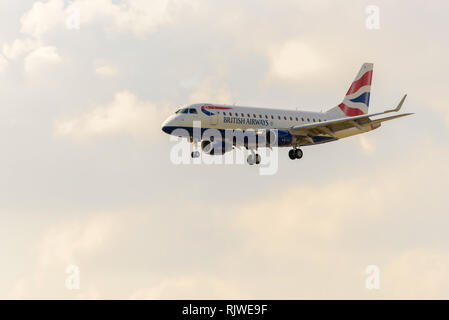 Londra, Inghilterra. Febbraio 2018. Embraer ERJ-170 STD British Airways G-LCYD operati da BA Cityflyer Express Limited in atterraggio a London City Airport (LCY) Foto Stock