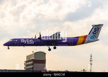 Londra, Inghilterra. Febbraio 2018. Bombardier Dash 8 Q400 Flybe G-JEDP aereo in partenza da London City Airport (LCY) Foto Stock