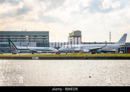 Londra, Inghilterra. Febbraio 2018. Embraer ERJ-190SR British Airways BA CityFlyer G-LCYY allontanarsi dal London City Airport (LCY) Foto Stock