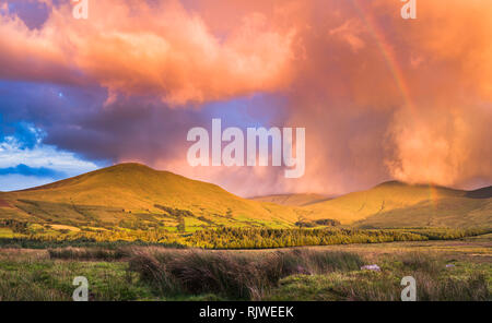 Vista verso la montagna Galty (Montagne Galtee) al tramonto dalla Glen of Aherlow, nella contea di Tipperary, Irlanda Foto Stock