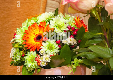 Bouquet di bianco e arancione gerbere. Decorativa arrangiamento floreale di differenti gerbere. Messa a fuoco selettiva Foto Stock