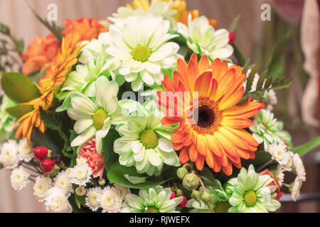 Bouquet di bianco e arancione gerbere. Decorativa arrangiamento floreale di differenti gerbere. Messa a fuoco selettiva Foto Stock