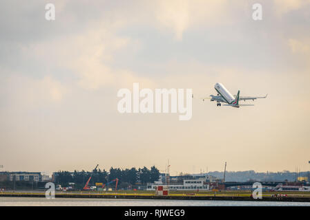 Londra, Inghilterra. Febbraio 2018. Embraer ERJ-190STD Alitalia Cityliner EI-RNA in partenza da London City Airport (LCY) Foto Stock