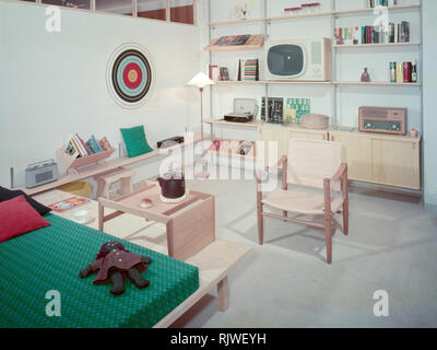 La televisione negli anni sessanta. Interno da una camera arredata con sedie e un divano di fronte ad un tipico degli anni sessanta televisore. Quando le camere di arredamento nel nuovo tv-età alla fine degli anni cinquanta, il televisore era spesso nel fuoco. BV101-3 Svezia 1958 Foto Stock