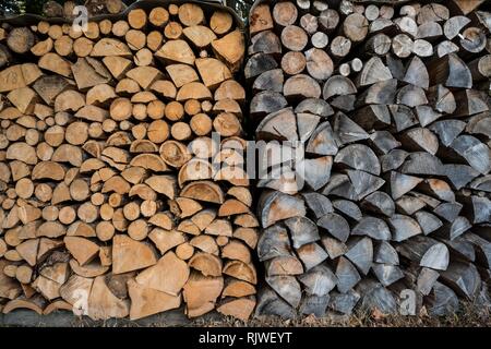 Legna da ardere impilata, Baden-Württemberg, Germania Foto Stock