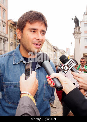 Italiano il vice presidente del Parlamento per il movimento Cinque Stelle, Alessandro Di Battista, raffigurato a Trieste durante la sua intervista in TV. Foto Stock