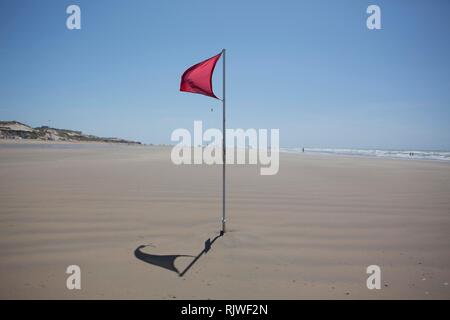 Bandiera rossa sulla spiaggia mettere in guardia contro il rischio di pericolose derive, Gurp Plage, Grayan-et-l' Hopital, Aquitaine, Gironde, Francia Foto Stock
