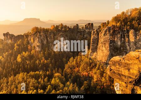 Sunrise presso il Bastei Bridge, Bastei vicino Rathen, Elba montagne di arenaria, Parco Nazionale Svizzera Sassone, Bassa Sassonia, Germania Foto Stock