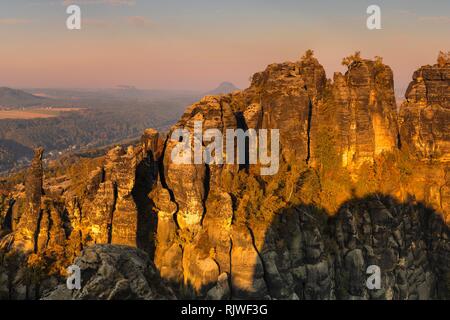 Vista Schrammsteine, vicino a Bad Schandau, Elba montagne di arenaria, Svizzera Sassone, Bassa Sassonia, Germania Foto Stock