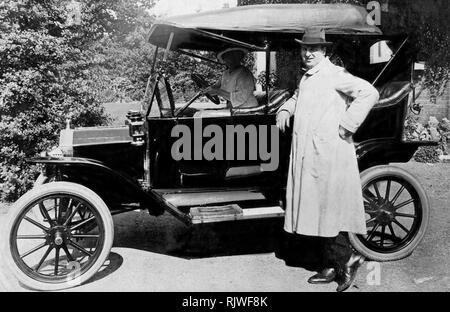 Giovane donna si siede al volante di un'auto d'epoca e l'uomo sorge nella parte anteriore della vettura, 1930, Germania Foto Stock