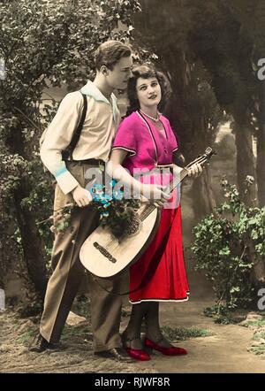 Gli amanti con liuto nella foresta, 1920s, Germania Foto Stock