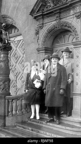 Foto di nozze su scale dell'ufficio del registro, 1920s, Germania Foto Stock