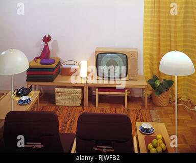 La televisione negli anni sessanta. Interno da una camera con un tipico degli anni sessanta televisione su uno speciale tv mobile. CV7-2 Svezia 1963 Foto Stock